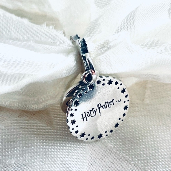 🦁 NWOT Gryffindor Charm – Harry Potter ✨ - Picture 4 of 9